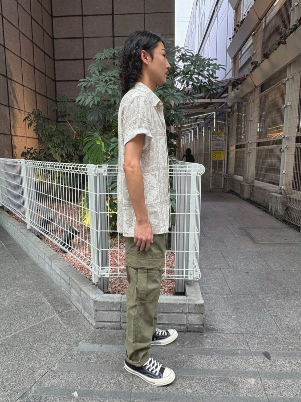 ベージュ系のシャツ/ブラウス、グリーン系のカーゴパンツを着用したメンズの夏コーディネートの3枚目の写真