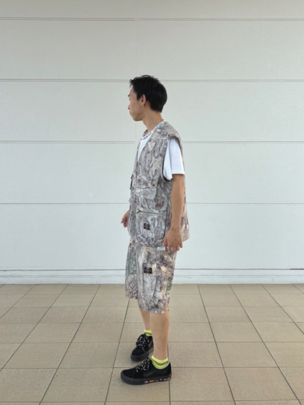 その他のカーゴパンツ、その他のベストを着用したメンズの秋コーディネートの3枚目の写真