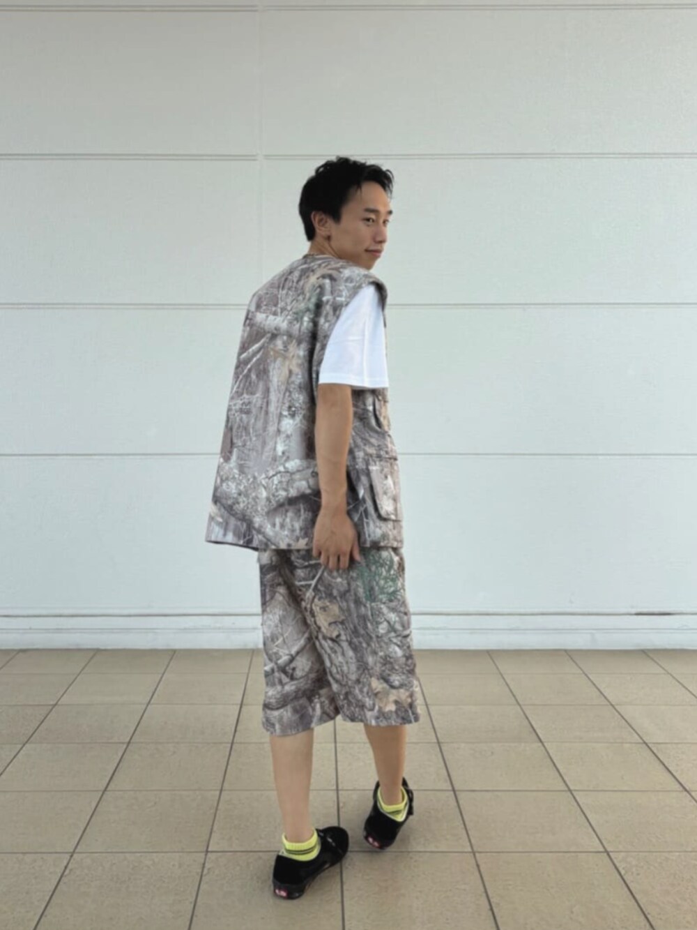 その他のカーゴパンツ、その他のベストを着用したメンズの秋コーディネートの2枚目の写真