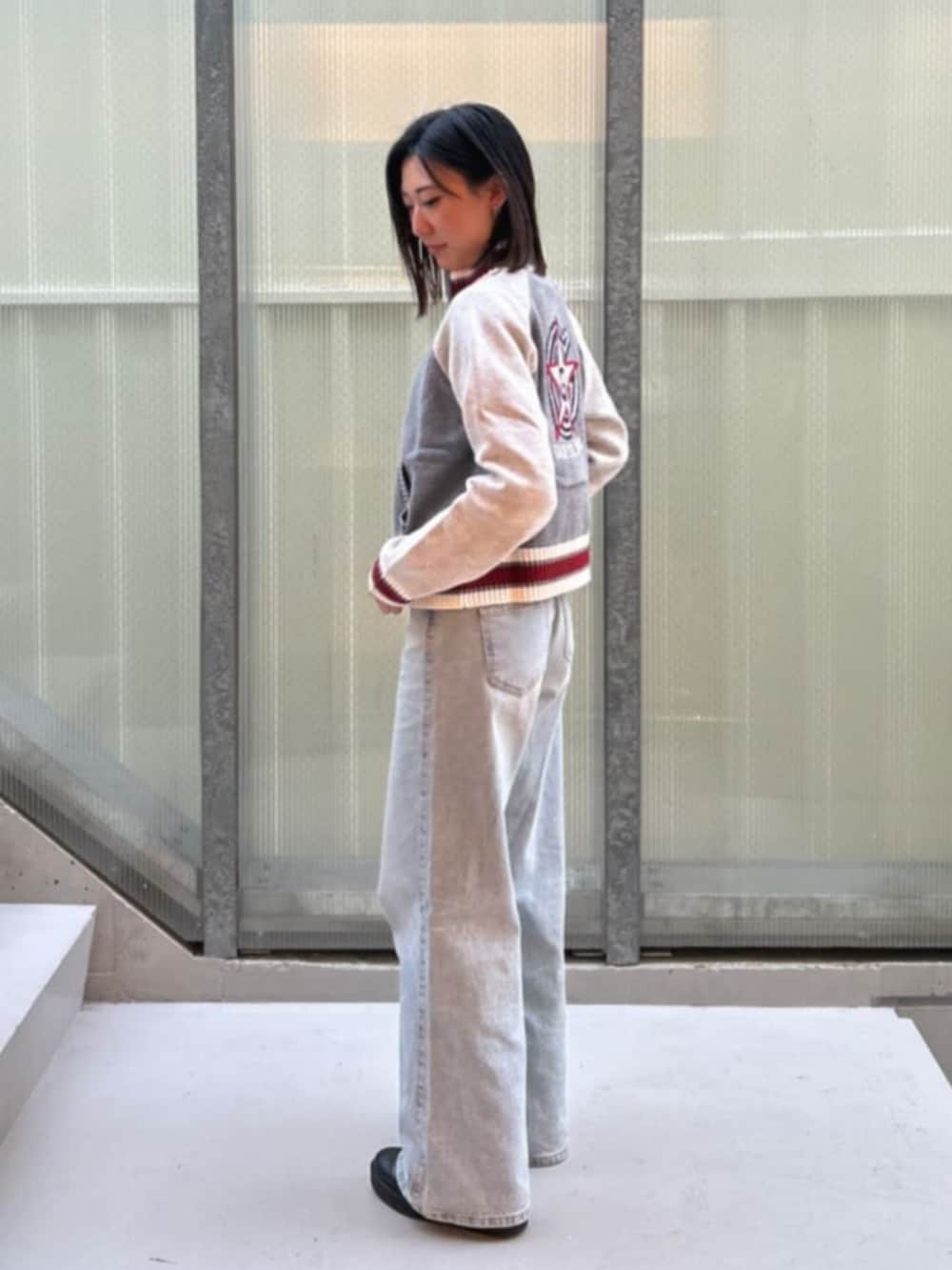 ブルー系のデニムパンツ、グレー系のカーディガン/ボレロを着用したレディースの冬コーディネートの3枚目の写真