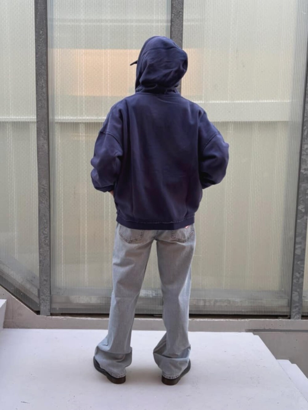 ホワイト系のシャツ/ブラウス、ブルー系のデニムパンツ、その他のボクサーパンツを着用したメンズの秋コーディネートの2枚目の写真