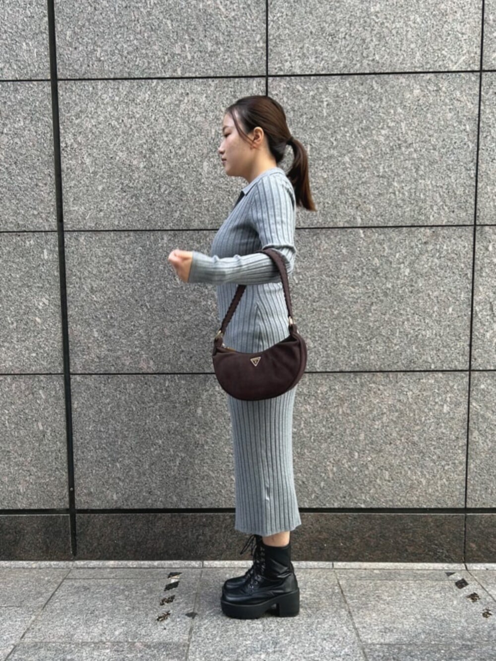 ブラウン系のショルダーバッグ、グレー系のワンピースを着用したレディースの秋コーディネートの3枚目の写真