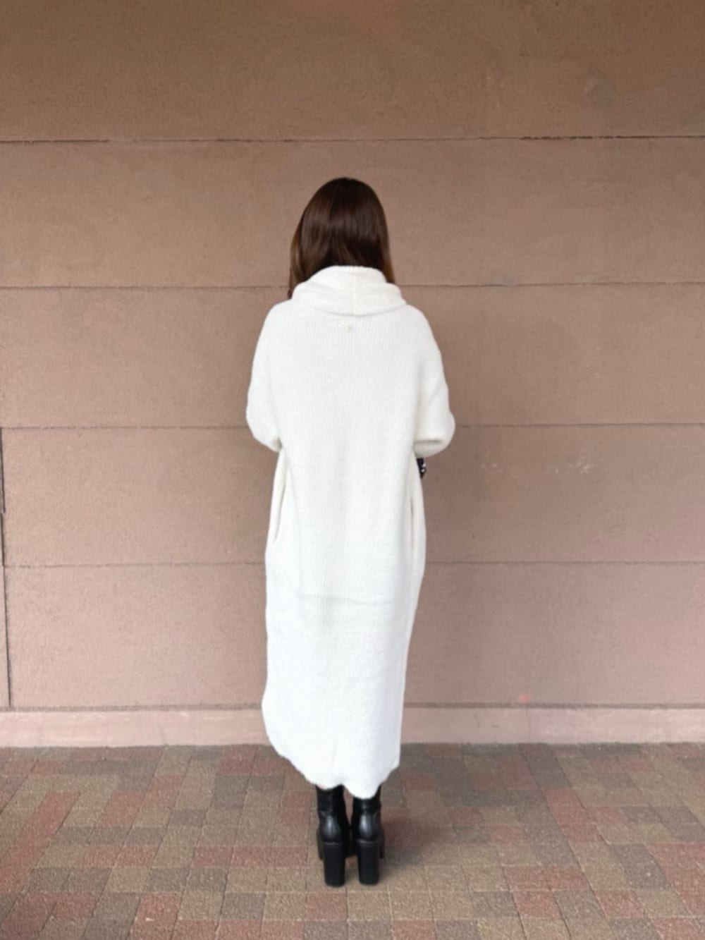 ブラック系のTシャツ/カットソー、ブラック系のスカート、ブラック系のショルダーバッグを着用したレディースの冬コーディネートの2枚目の写真