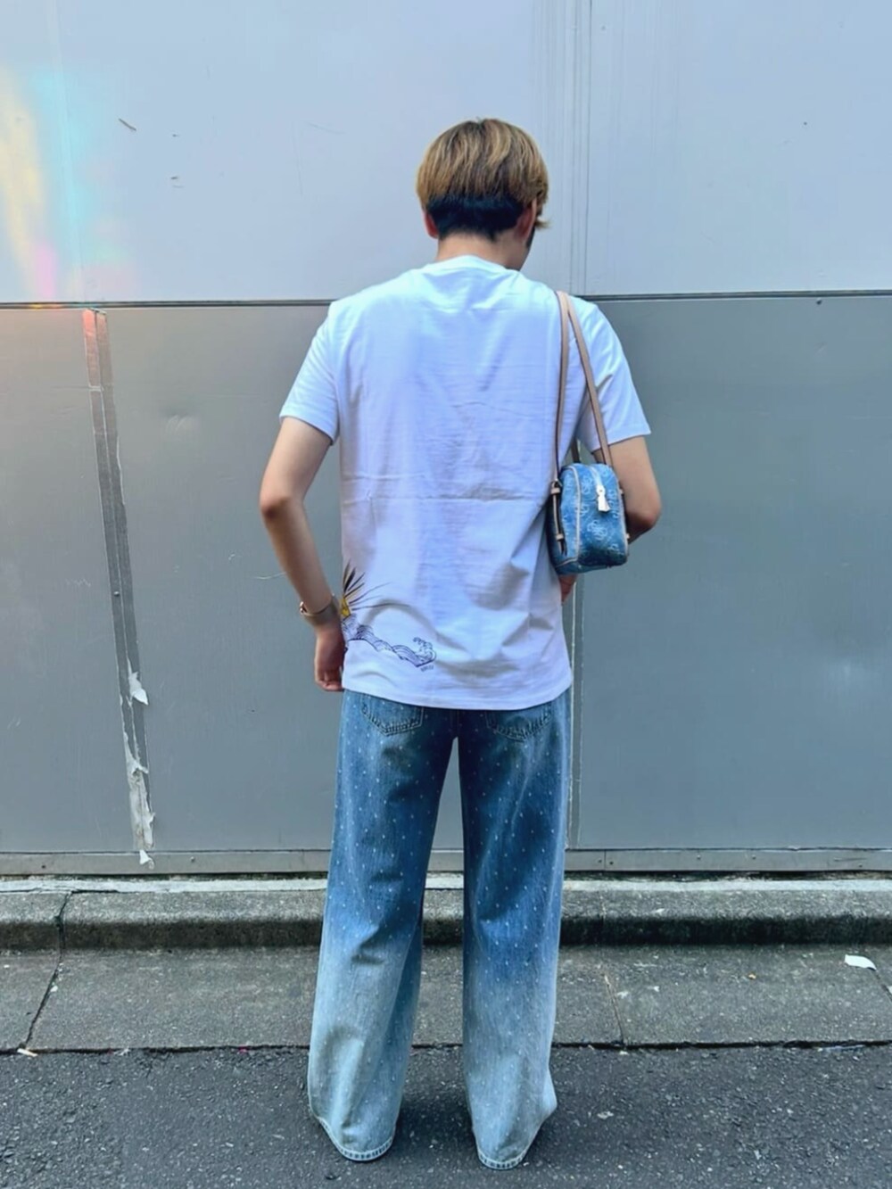 ブルー系のショルダーバッグ、ブルー系のデニムパンツを着用したメンズの夏コーディネートの2枚目の写真