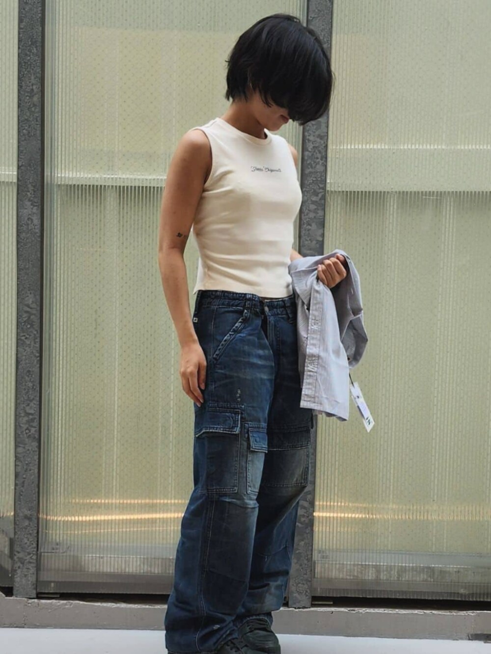 ホワイト系のTシャツ/カットソー、グレー系のシャツ/ブラウス、ブルー系のデニムパンツを着用したレディースの秋コーディネートの7枚目の写真