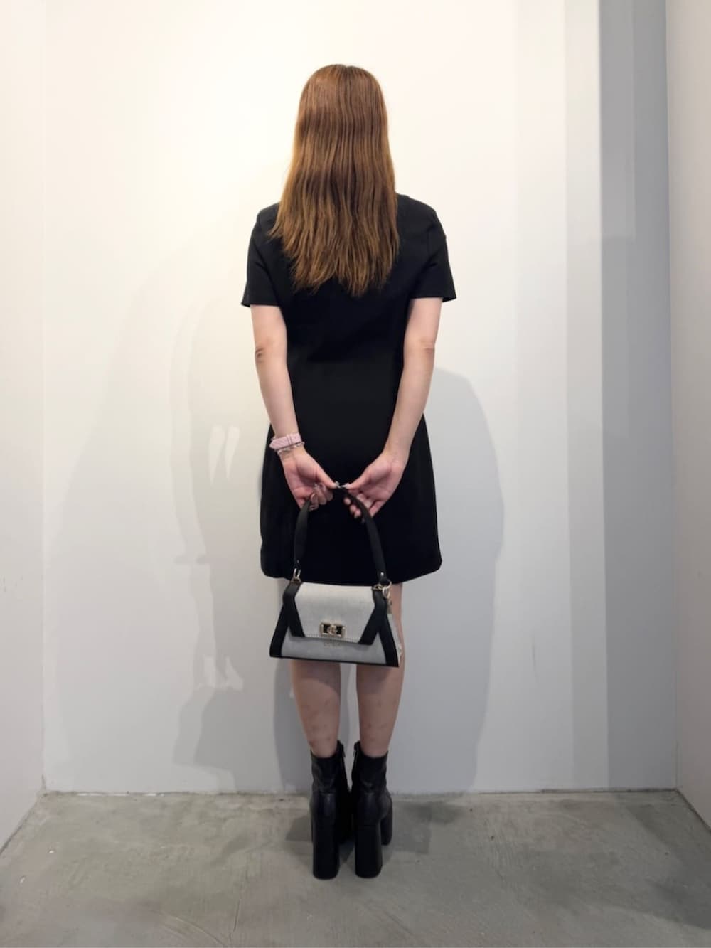ブラック系のショルダーバッグ、ブラック系のワンピースを着用したレディースの春コーディネートの2枚目の写真