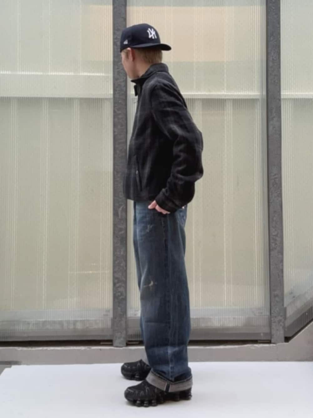 ブルー系のデニムパンツ、グレー系のブルゾン、その他のボクサーパンツを着用したメンズの冬コーディネートの3枚目の写真