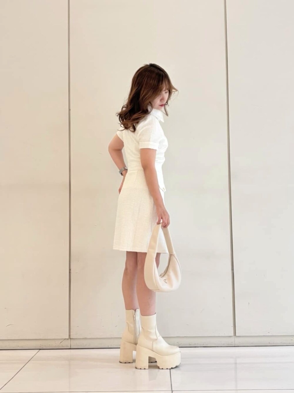 ホワイト系のショルダーバッグ、ホワイト系のワンピースを着用したレディースの秋コーディネートの3枚目の写真