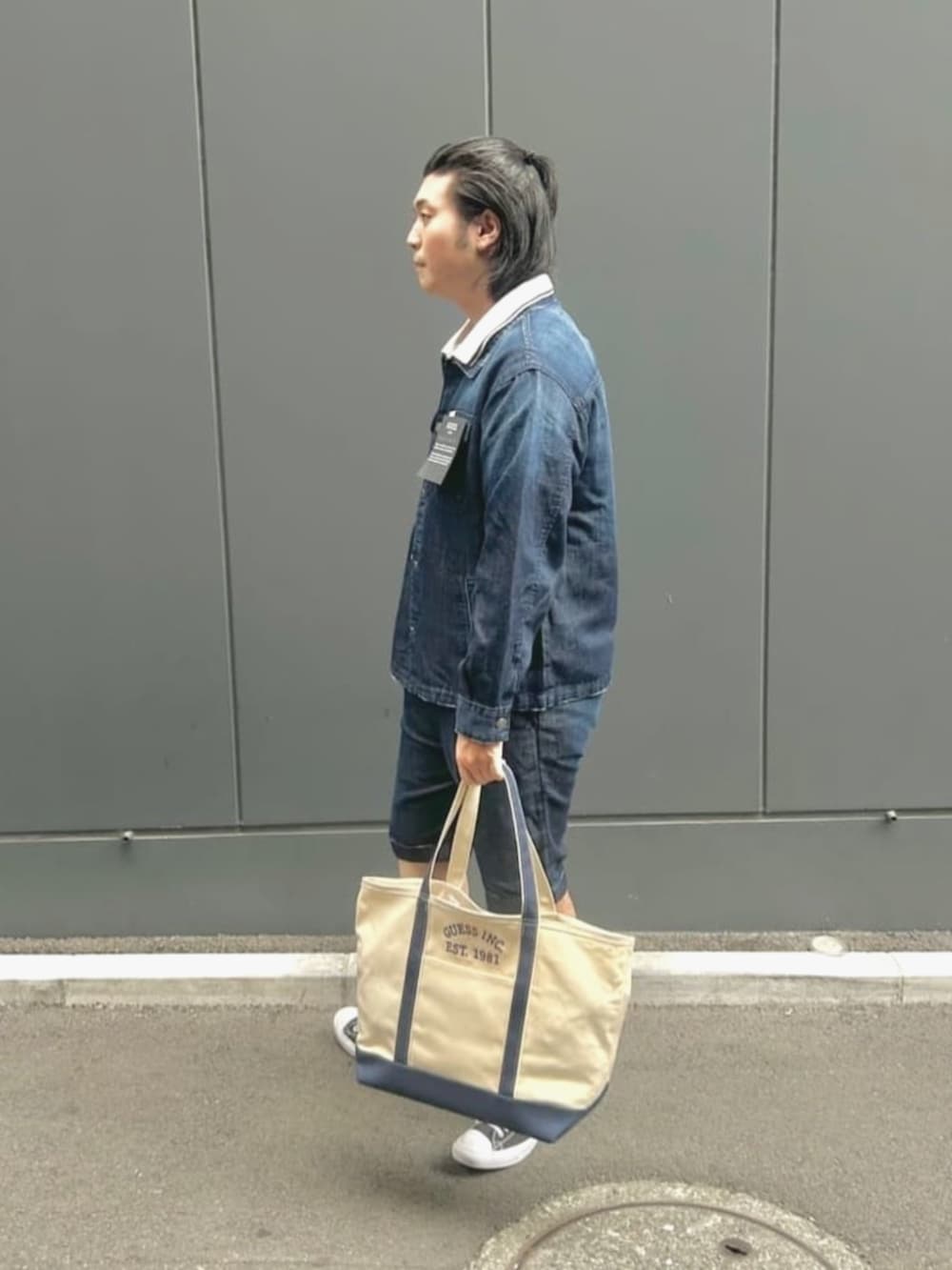 ブルー系のポロシャツ、ブルー系のシャツ/ブラウス、ブルー系のトートバッグを着用したメンズの秋コーディネートの3枚目の写真