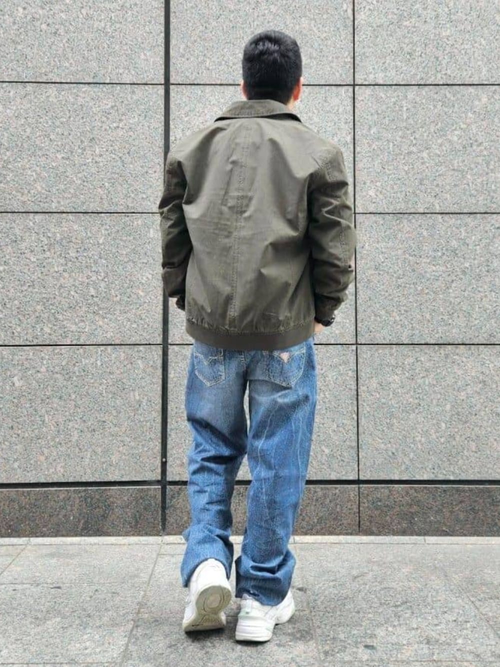 ブルー系のデニムパンツ、グリーン系のブルゾンを着用したメンズの春コーディネートの2枚目の写真