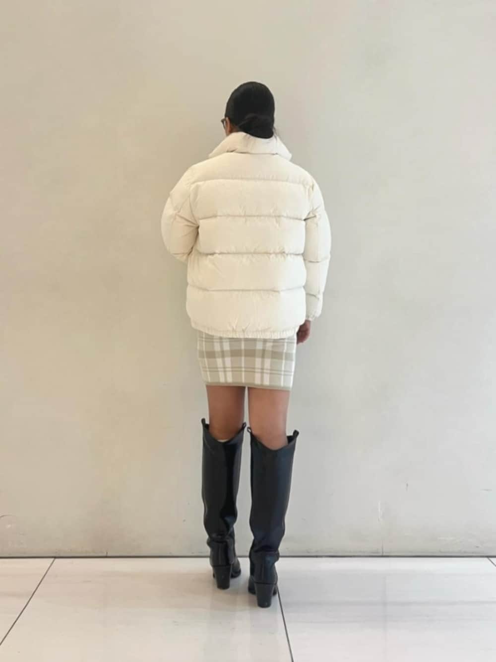 ホワイト系のワンピース、ホワイト系のダウンジャケット/コートを着用したレディースの秋コーディネートの2枚目の写真