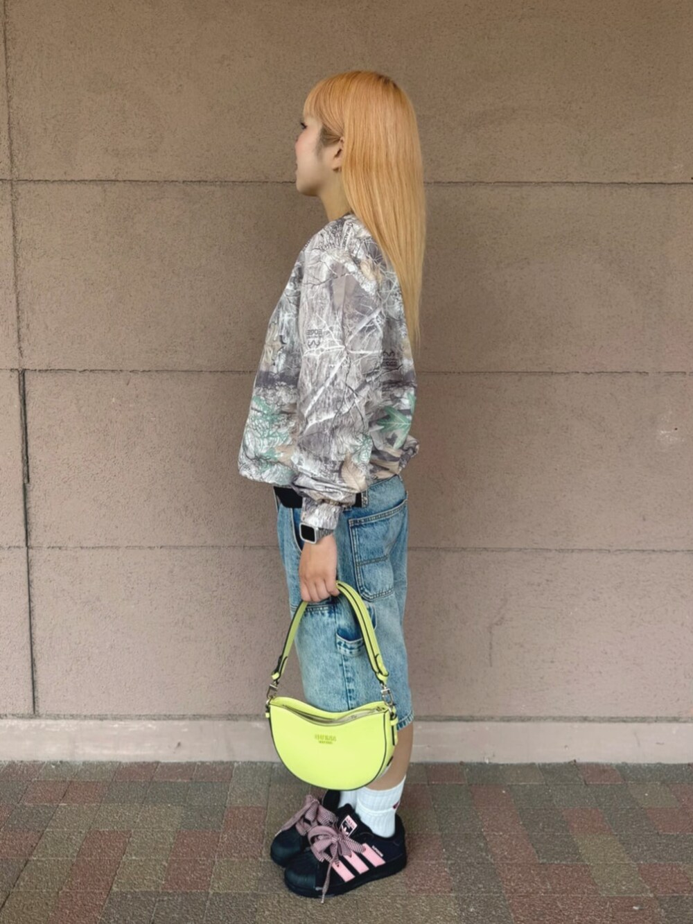 イエロー系のショルダーバッグ、その他のその他トップスを着用したレディースの夏コーディネートの2枚目の写真