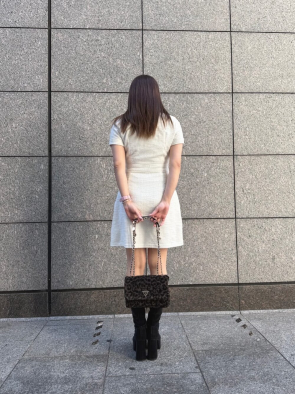 その他のショルダーバッグ、ホワイト系のワンピースを着用したレディースの秋コーディネートの2枚目の写真