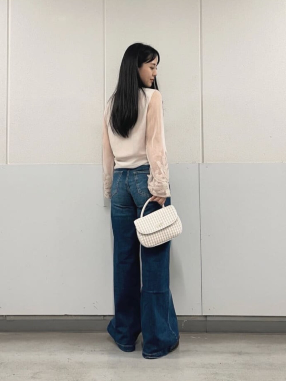 ベージュ系のシャツ/ブラウス、ホワイト系のショルダーバッグ、ブルー系のデニムパンツを着用したレディースの秋コーディネートの2枚目の写真