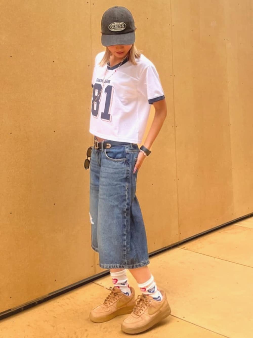 ブルー系のデニムパンツ、ホワイト系のTシャツ/カットソー、ホワイト系のブラジャーを着用したレディースの夏コーディネートの3枚目の写真