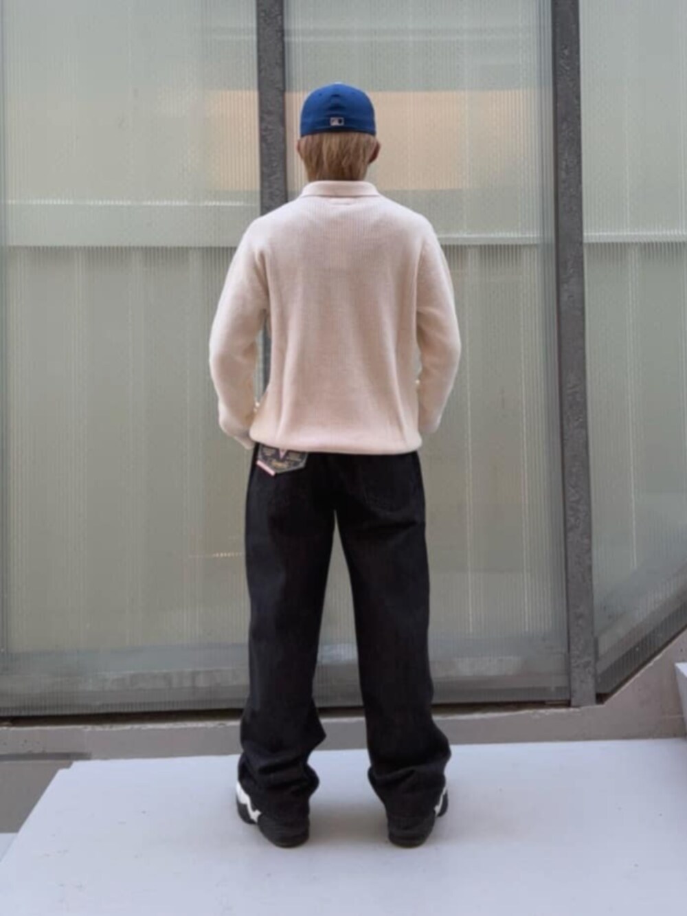 ブラック系のデニムパンツ、その他のボクサーパンツを着用したメンズの秋コーディネートの2枚目の写真