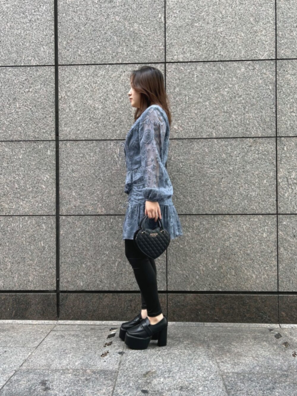 ブルー系のシャツ/ブラウス、ブルー系のスカート、ブラック系のショルダーバッグを着用したレディースの冬コーディネートの3枚目の写真