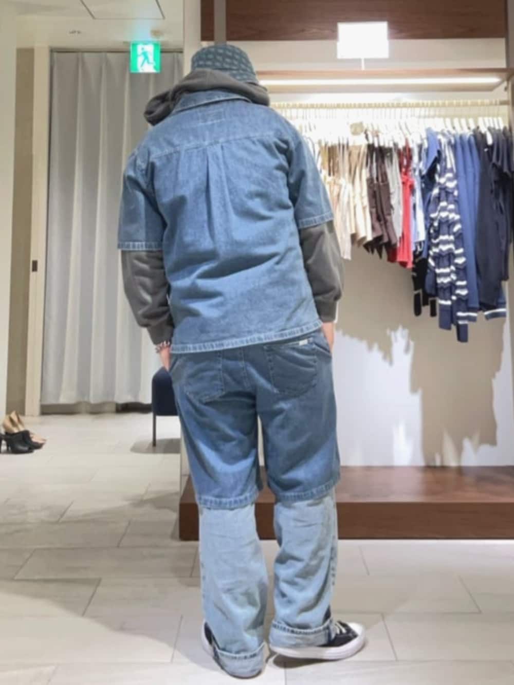 ブルー系のデニムパンツ、ブルー系のデニムパンツ、グレー系のパーカーを着用したメンズの夏コーディネートの2枚目の写真