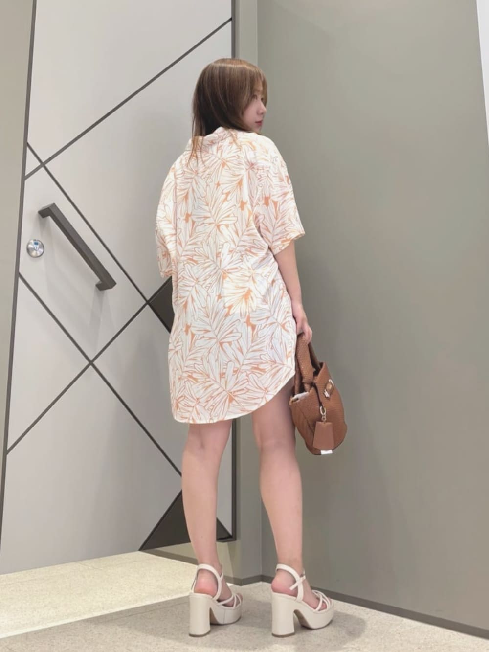 イエロー系のキャミソール、ブルー系のデニムパンツ、オレンジ系のシャツ/ブラウスを着用したレディースの夏コーディネートの2枚目の写真