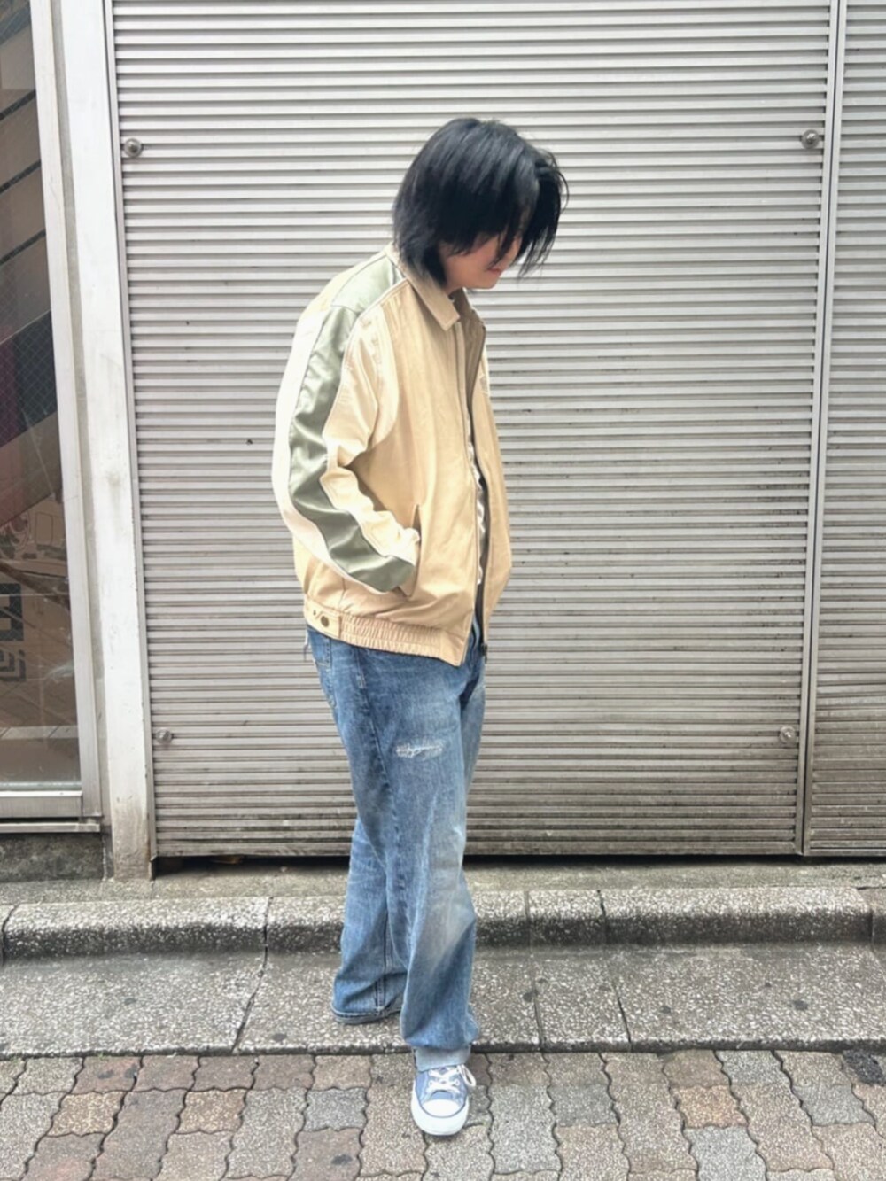 ブルー系のデニムパンツ、ベージュ系のその他アウター、ベージュ系のTシャツ/カットソーを着用したメンズの秋コーディネートの3枚目の写真