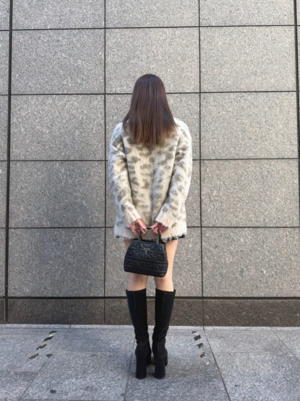 ブラック系のショルダーバッグ、その他のカーディガン/ボレロを着用したレディースの冬コーディネートの2枚目の写真