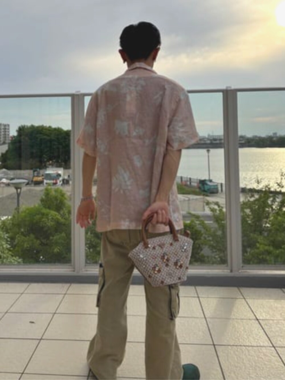 「GUESS、guess、メンズファッション、カジュアル、夏、夏コーデ、おでかけコーデ、トートバッグ、ショルダーバッグ、2WAYﾊﾞｯｸﾞ」｜「GuessのBEAUVOIR Mini Tote トートバッグ（ショルダーバッグ、ブラウン系）」を使った、GUESS JAPANさん（メンズ・158cm）の夏コーディネートの2枚目の写真