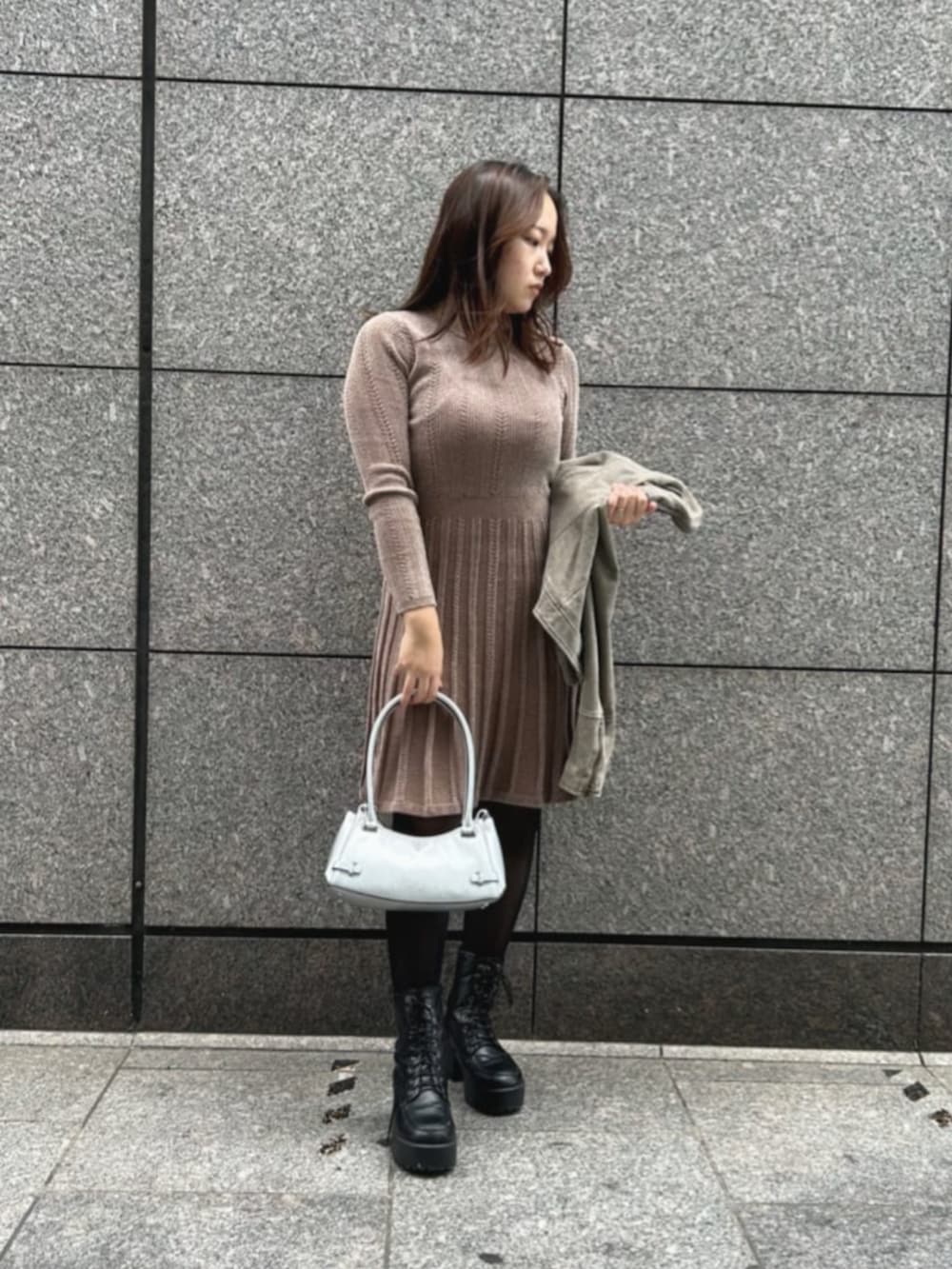 ベージュ系のノーカラージャケット、ベージュ系のワンピース、シルバー系のショルダーバッグを着用したレディースの秋コーディネートの4枚目の写真