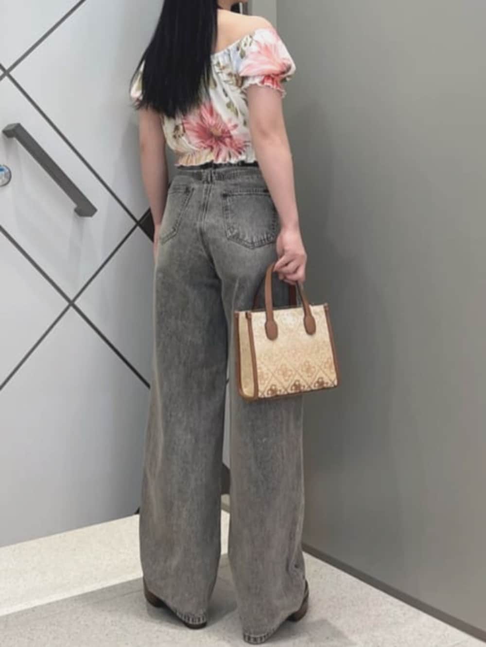 その他のシャツ/ブラウス、グレー系のデニムパンツ、ブラウン系のショルダーバッグを着用したレディースの夏コーディネートの2枚目の写真