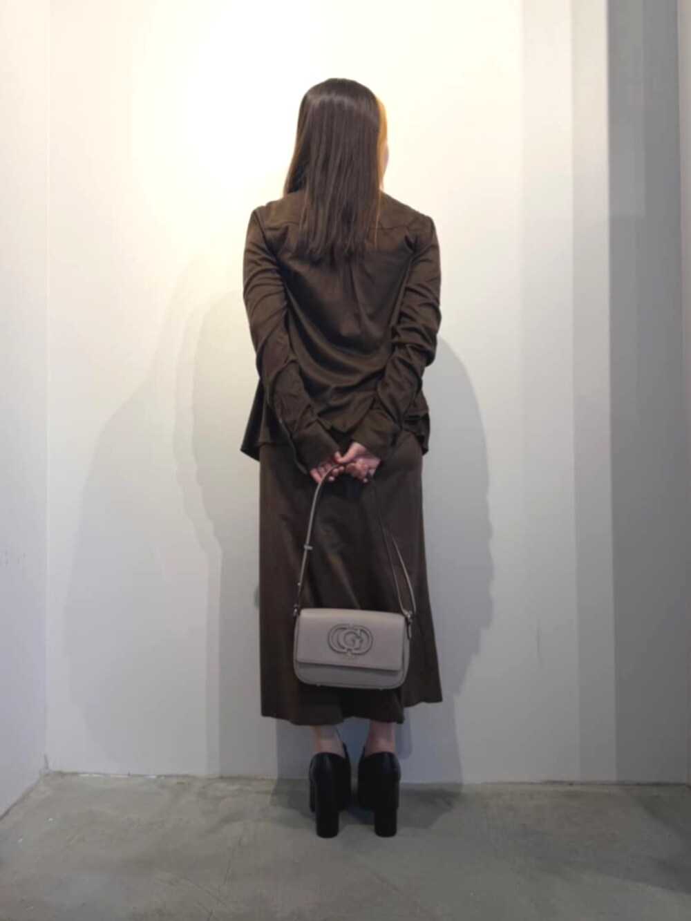 ベージュ系のショルダーバッグ、ブラウン系のその他トップス、ブラウン系のシャツ/ブラウスを着用したレディースの春コーディネートの2枚目の写真