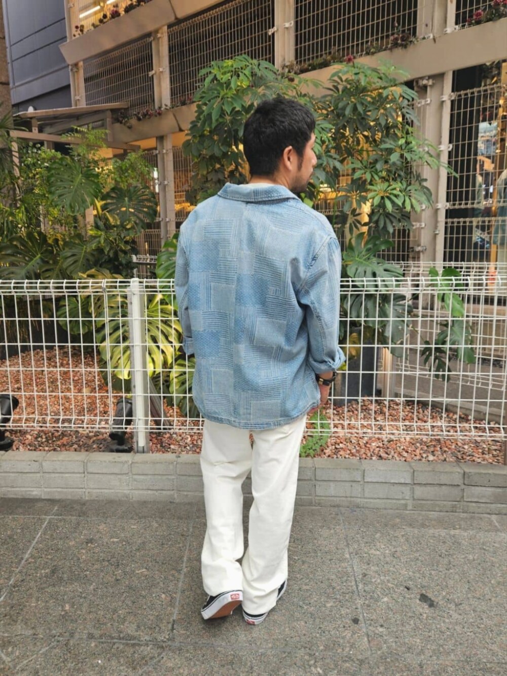 ブルー系のデニムジャケット、ブルー系のTシャツ/カットソーを着用したメンズの秋コーディネートの2枚目の写真