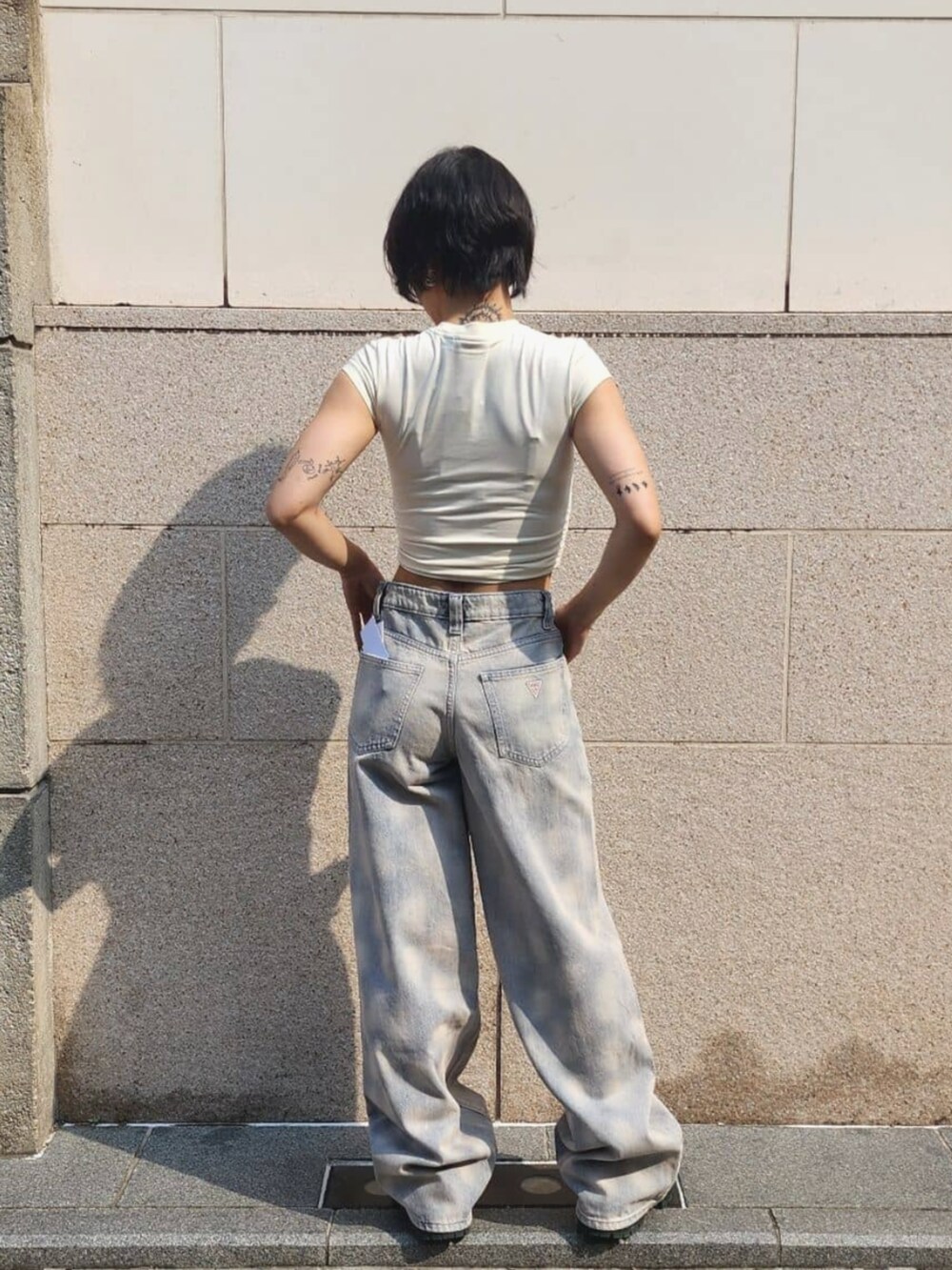 ホワイト系のTシャツ/カットソー、ブルー系のデニムパンツを着用したレディースの夏コーディネートの2枚目の写真