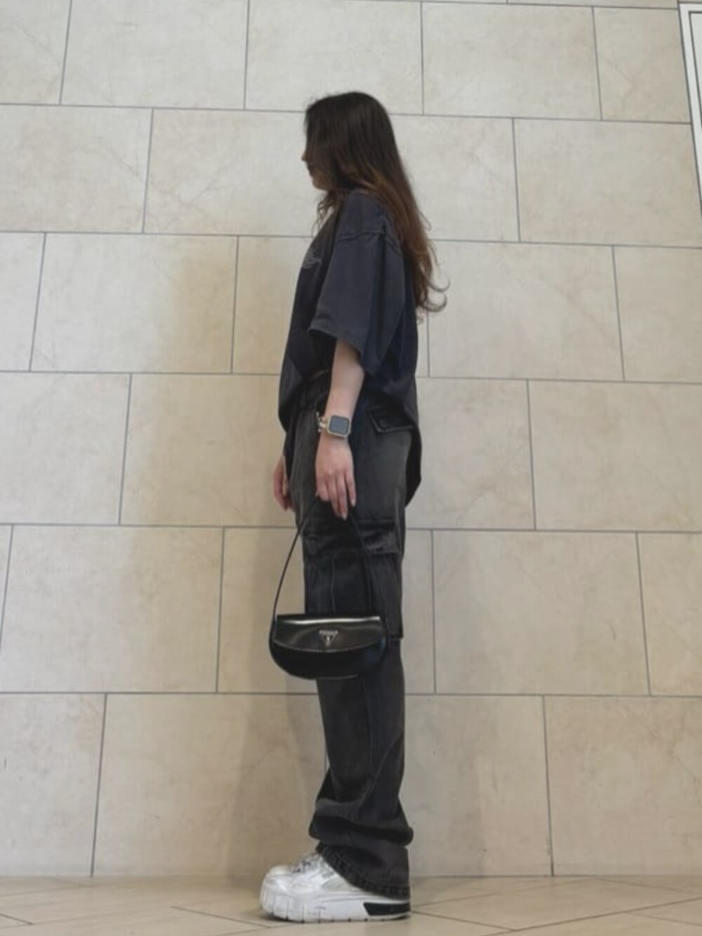 ブラック系のショルダーバッグ、ブラック系のデニムパンツ、ブラック系のTシャツ/カットソーを着用したレディースの夏コーディネートの3枚目の写真