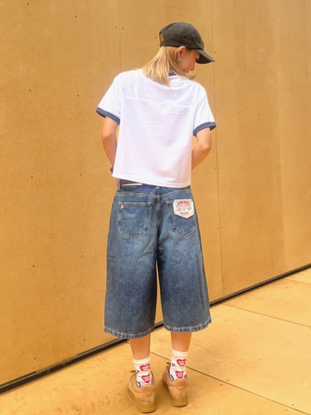 ブルー系のデニムパンツ、ホワイト系のTシャツ/カットソー、ホワイト系のブラジャーを着用したレディースの夏コーディネートの2枚目の写真