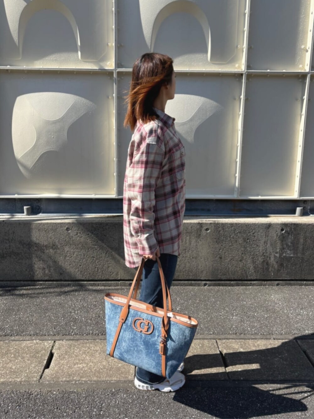 ブルー系のトートバッグ、ベージュ系のシャツ/ブラウスを着用したレディースの秋コーディネートの3枚目の写真