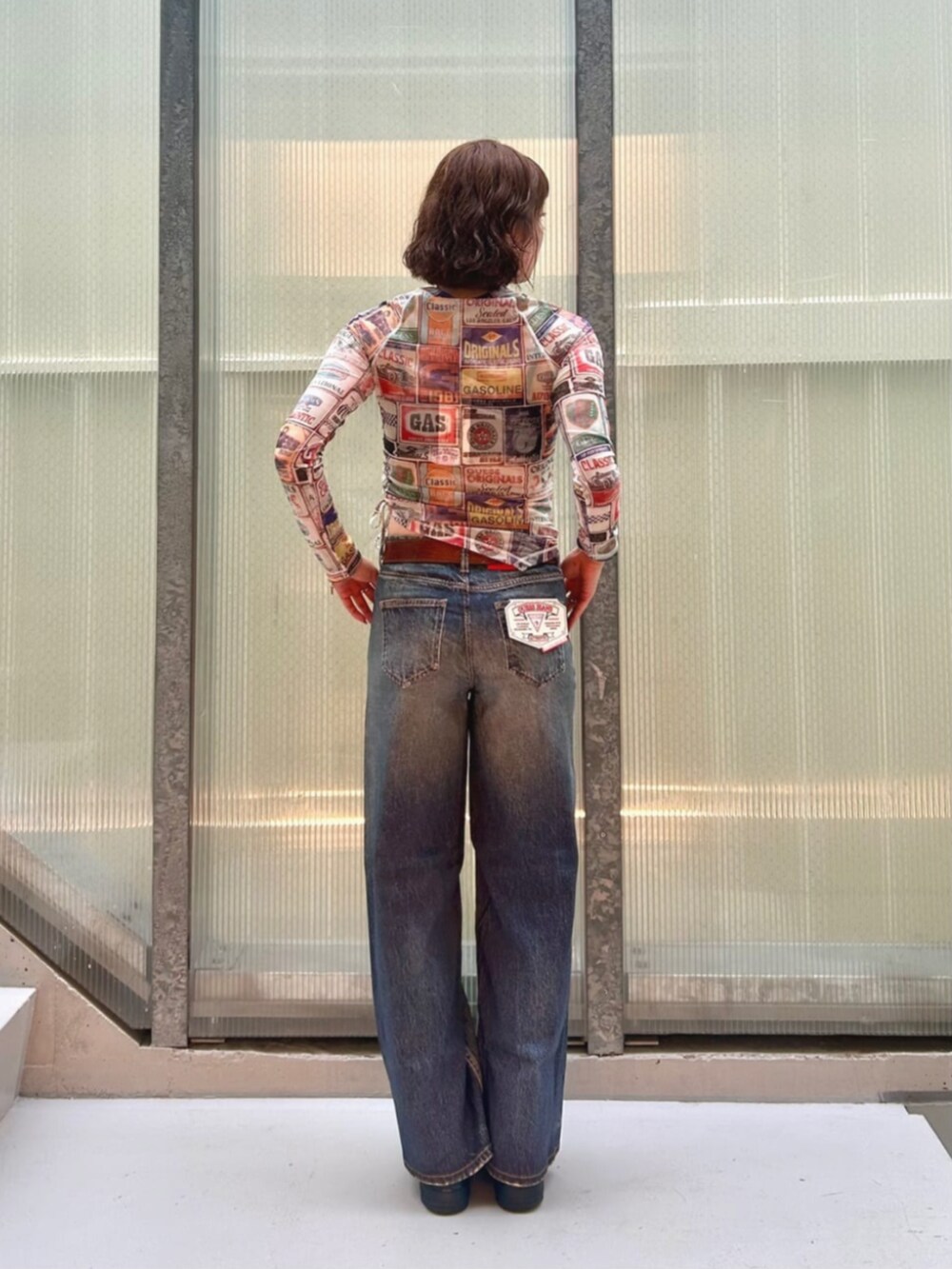 その他のTシャツ/カットソー、ブルー系のデニムパンツを着用したレディースの秋コーディネートの2枚目の写真