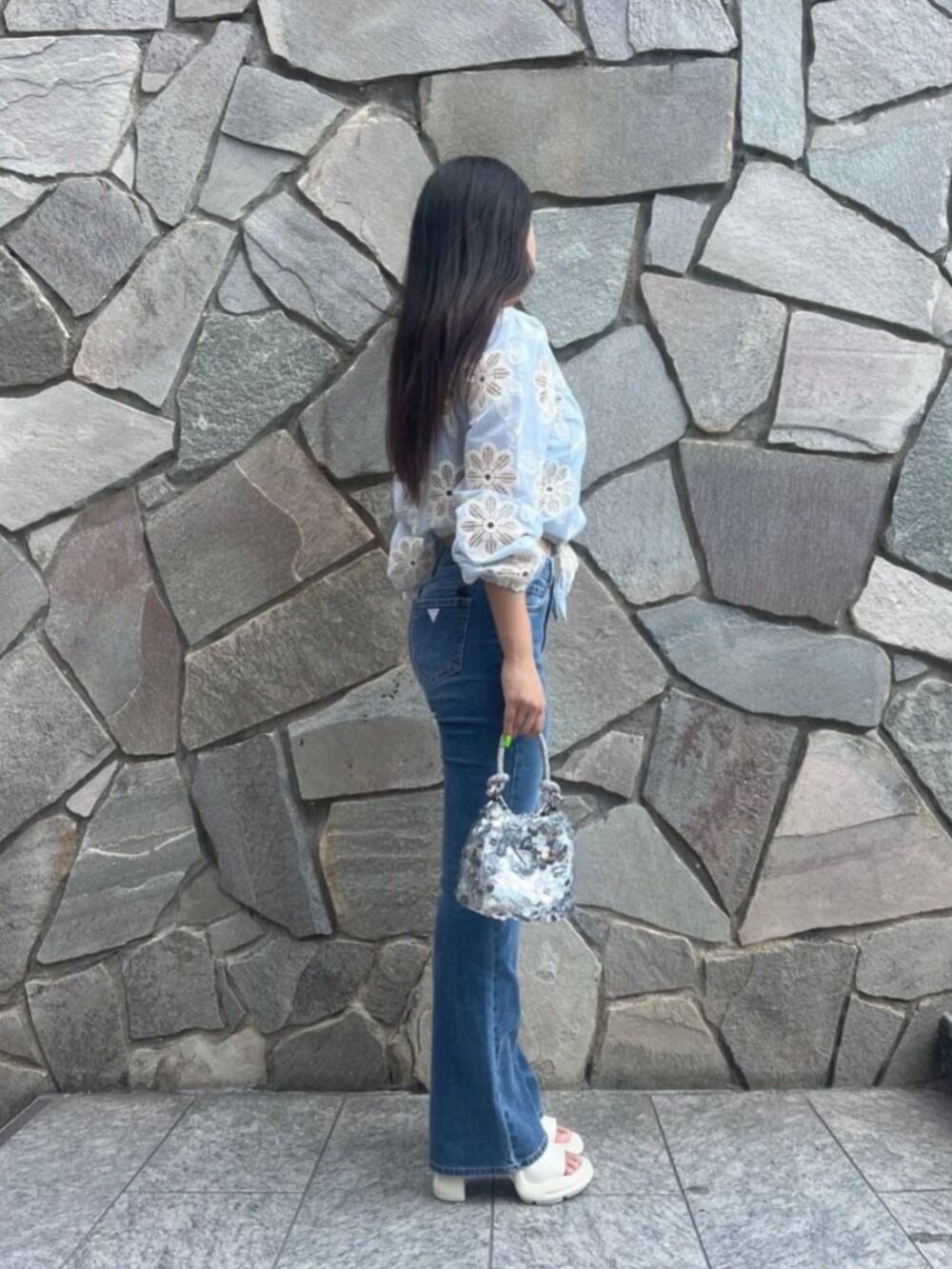 ブルー系のデニムパンツ、シルバー系のショルダーバッグ、ブルー系のシャツ/ブラウスを着用したレディースの秋コーディネートの3枚目の写真