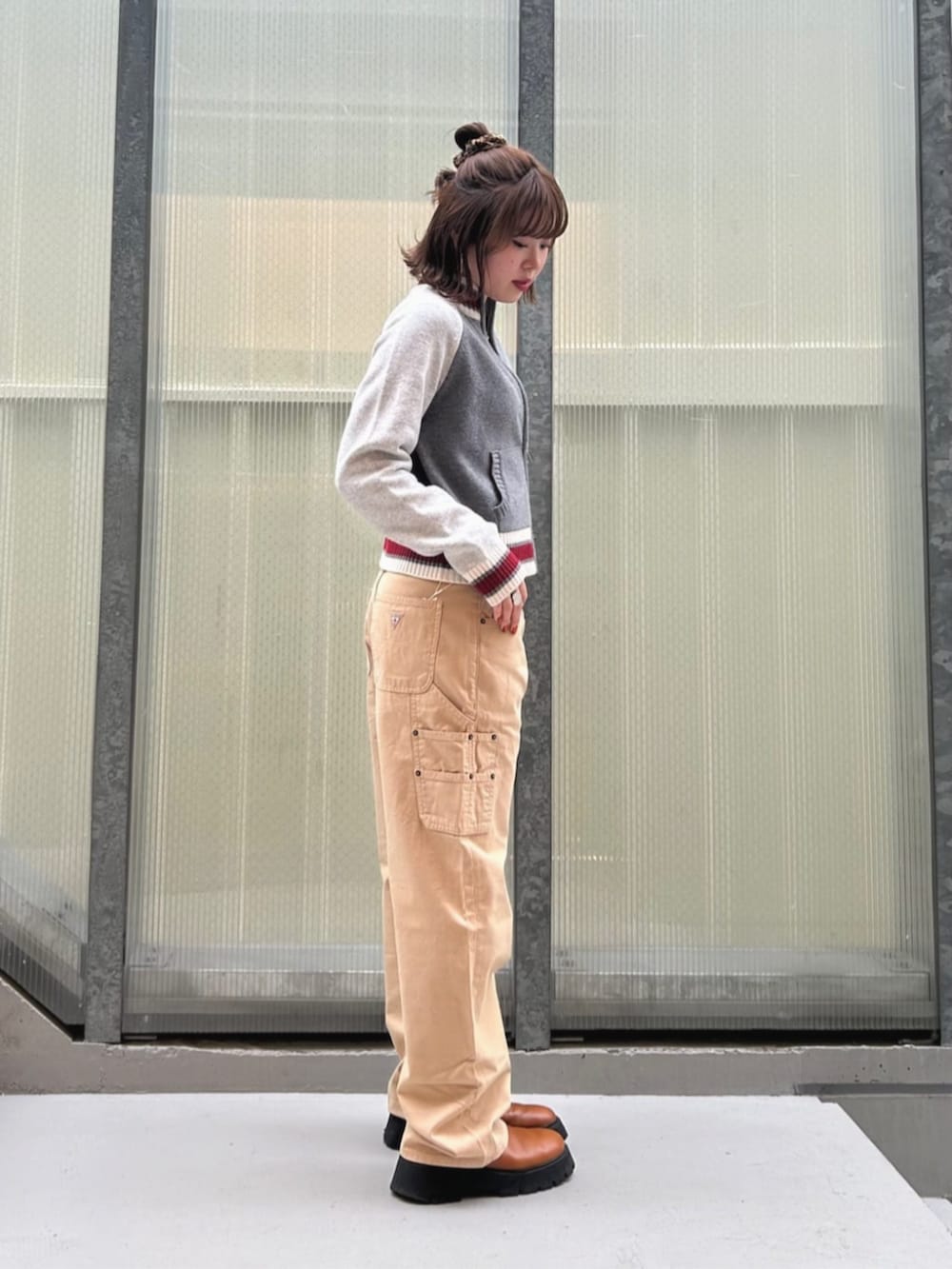 ベージュ系のカーゴパンツ、グレー系のカーディガン/ボレロを着用したレディースの秋コーディネートの3枚目の写真