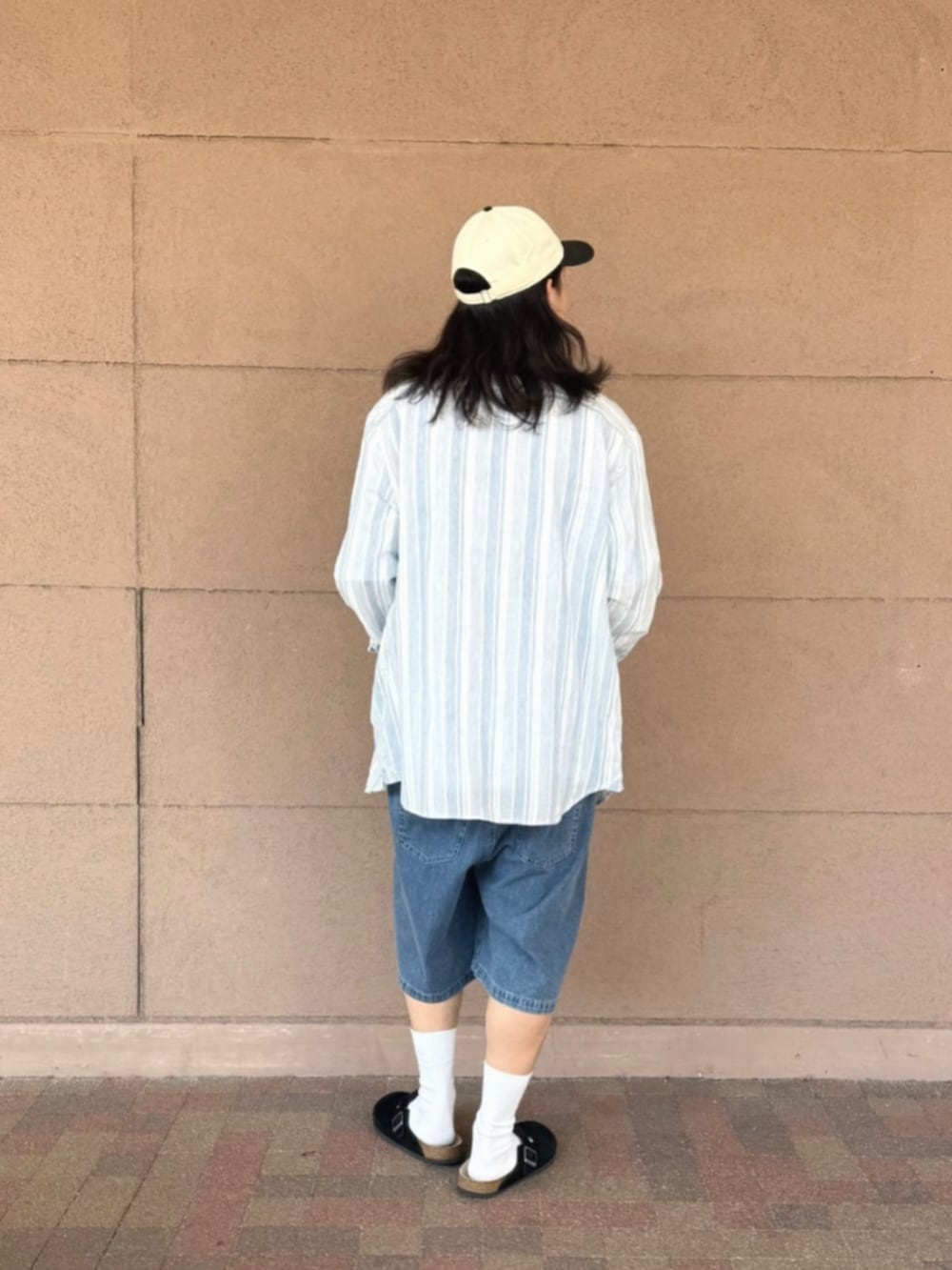 ブルー系のデニムパンツを着用したメンズの秋コーディネートの3枚目の写真