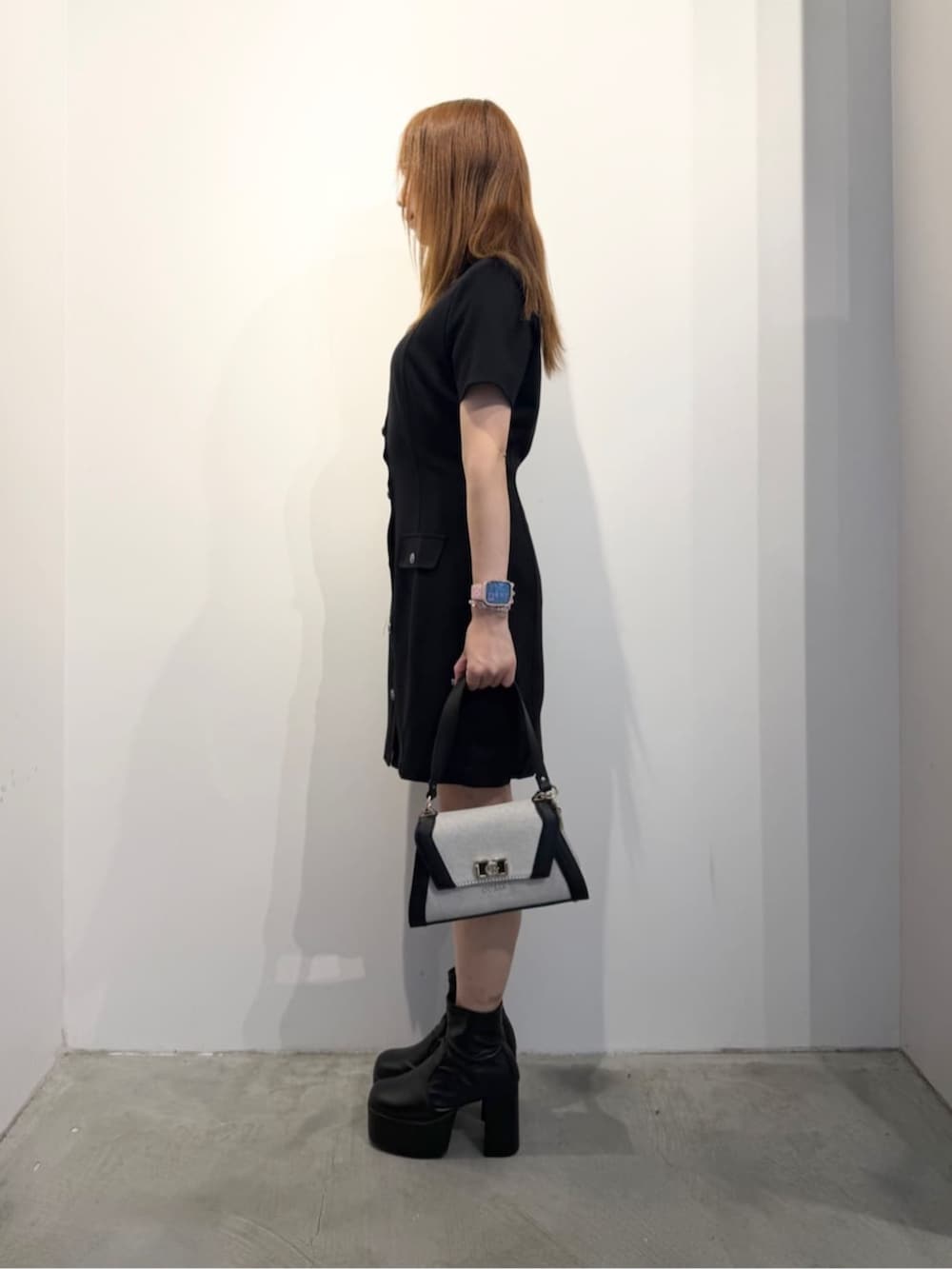 ブラック系のショルダーバッグ、ブラック系のワンピースを着用したレディースの春コーディネートの3枚目の写真
