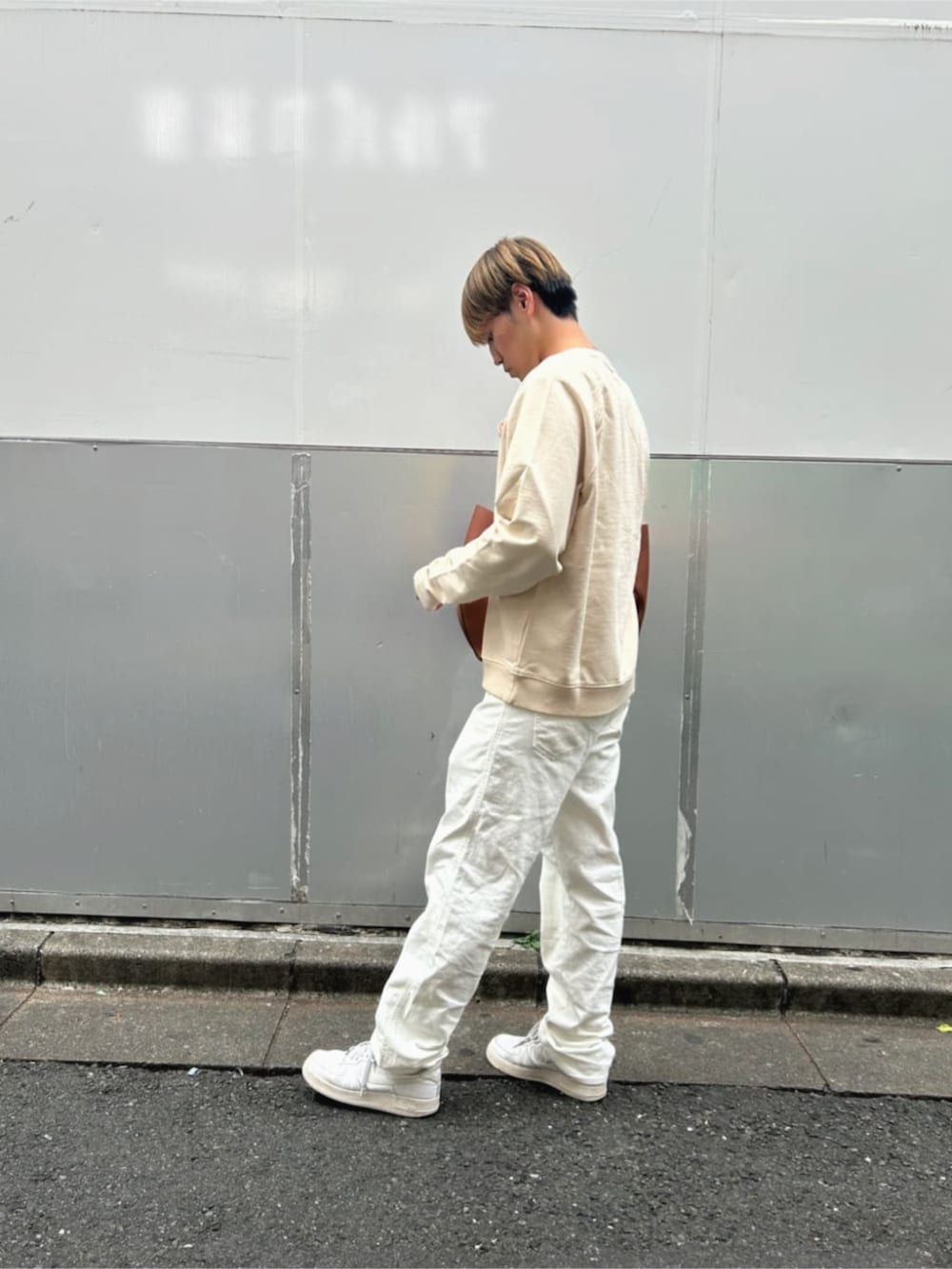 ブラウン系のトートバッグを着用したメンズの秋コーディネートの3枚目の写真