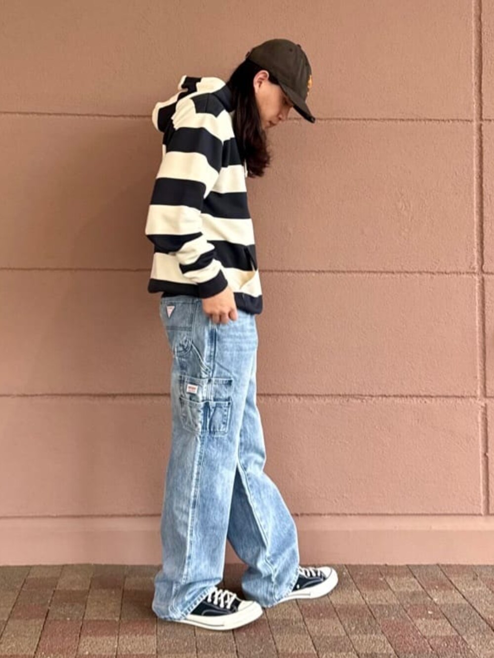 ブルー系のデニムパンツ、ブルー系のパーカーを着用したメンズの春コーディネートの3枚目の写真