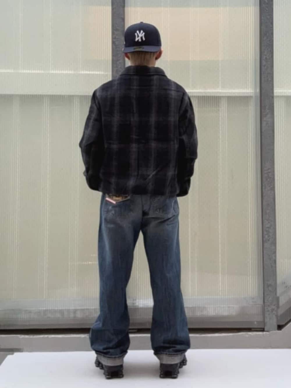 ブルー系のデニムパンツ、グレー系のブルゾン、その他のボクサーパンツを着用したメンズの冬コーディネートの2枚目の写真