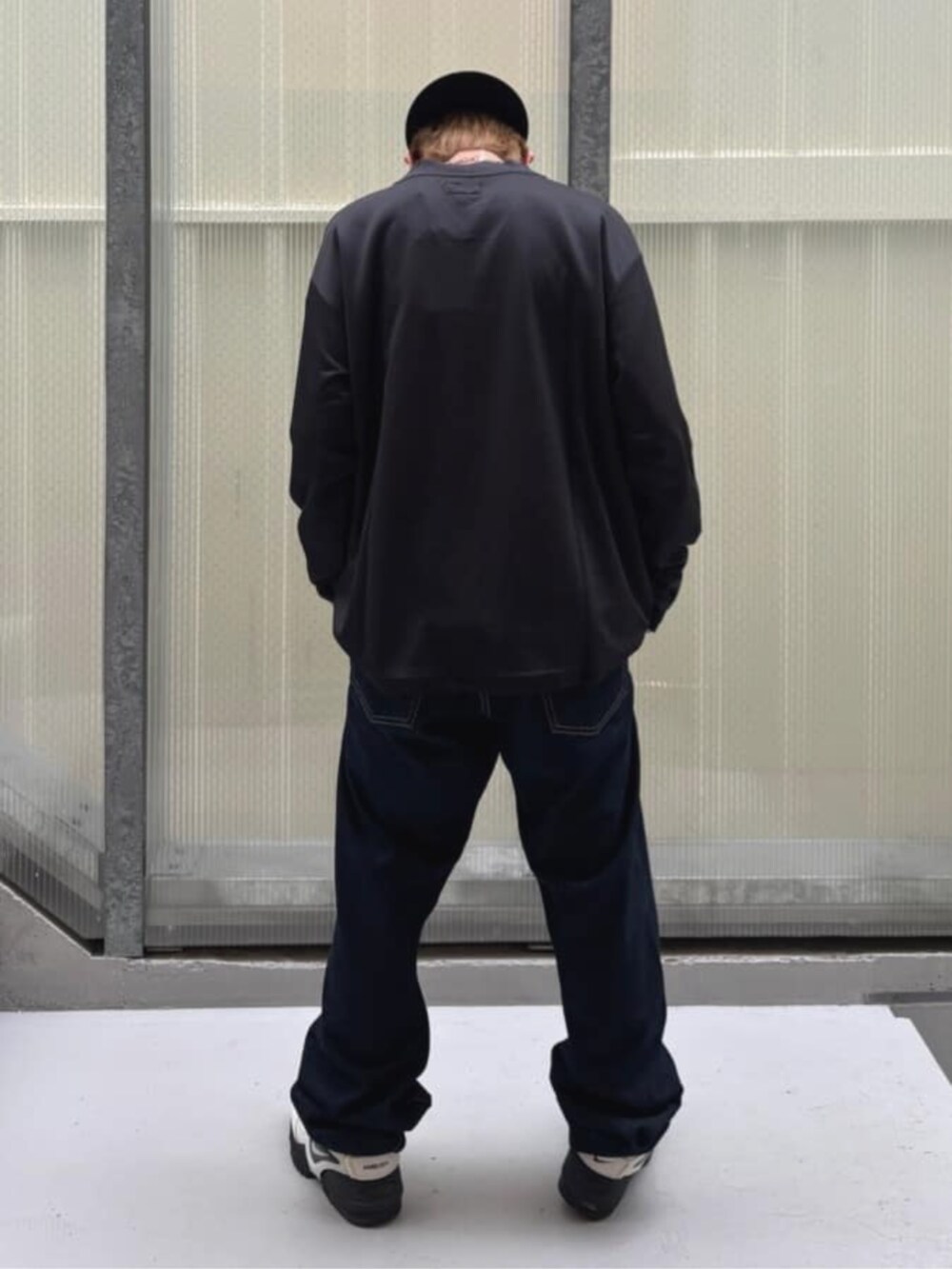 ブルー系のデニムパンツ、ブラック系のジャージ、その他のボクサーパンツを着用したメンズの秋コーディネートの2枚目の写真