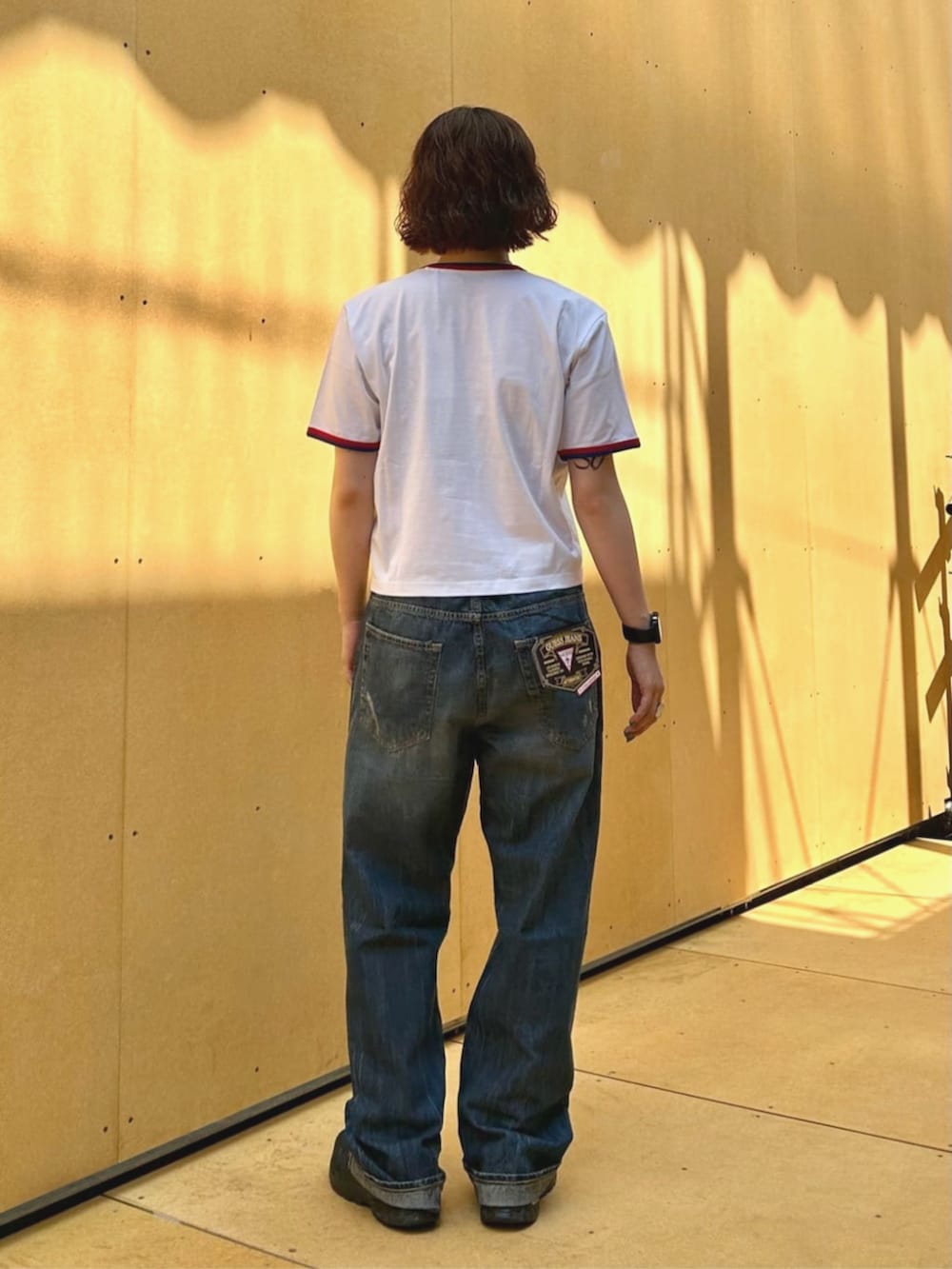 ホワイト系のTシャツ/カットソー、ブルー系のデニムパンツを着用したレディースの夏コーディネートの2枚目の写真