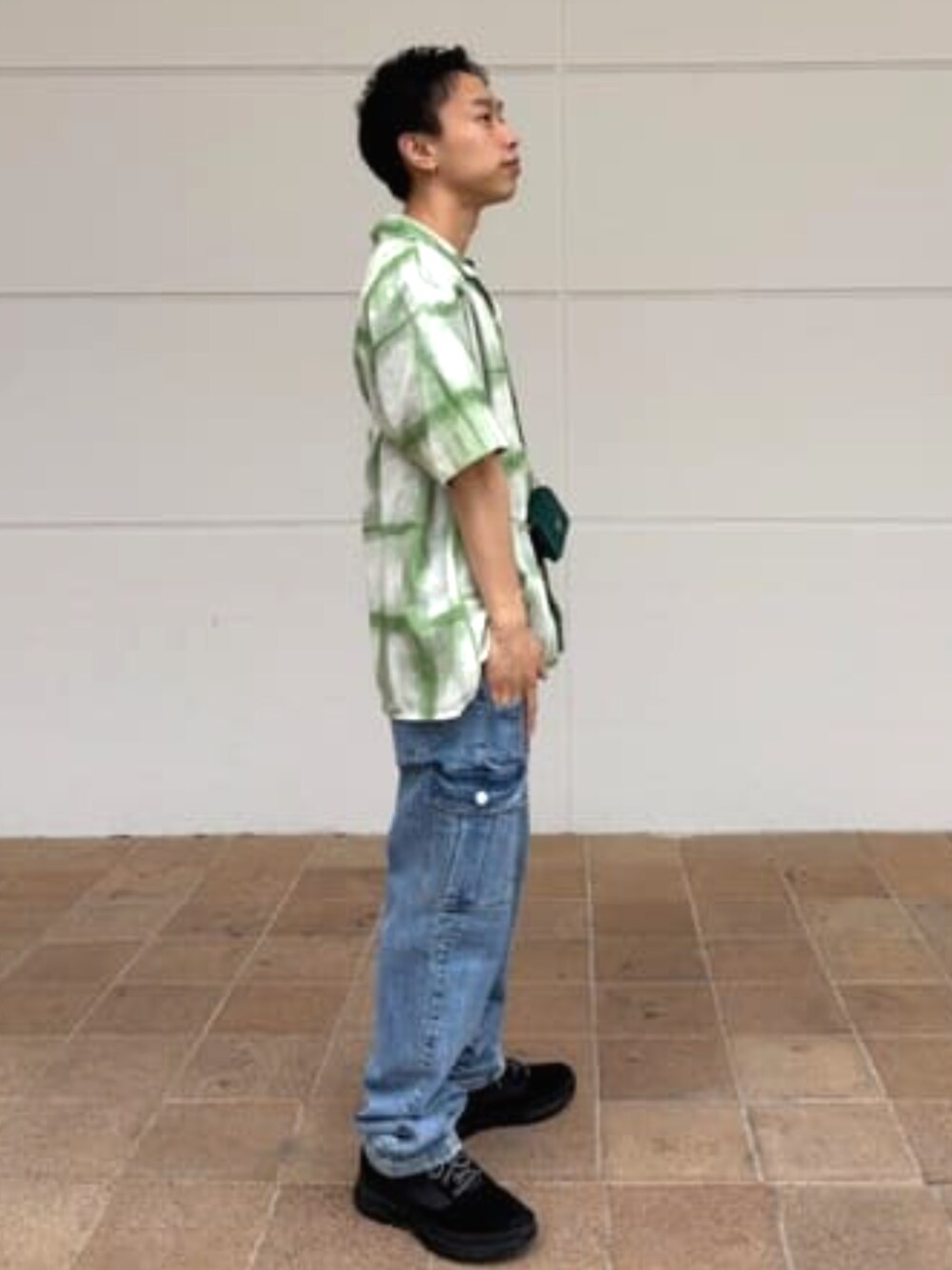 グリーン系のシャツ/ブラウスを着用したメンズの夏コーディネートの3枚目の写真