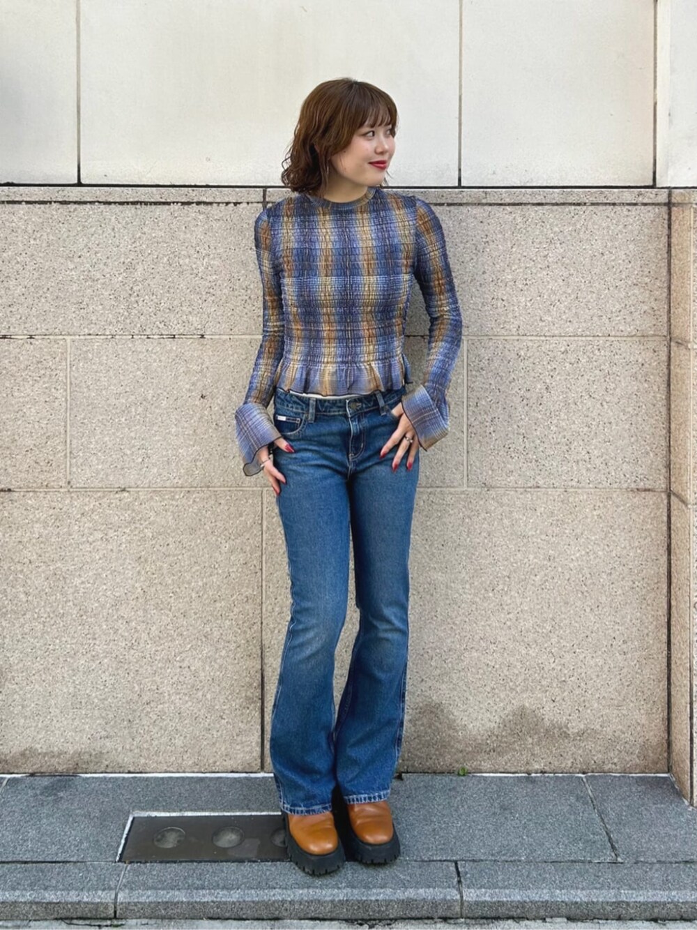 ブルー系のTシャツ/カットソー、ブルー系のデニムパンツを着用したレディースの秋コーディネートの4枚目の写真