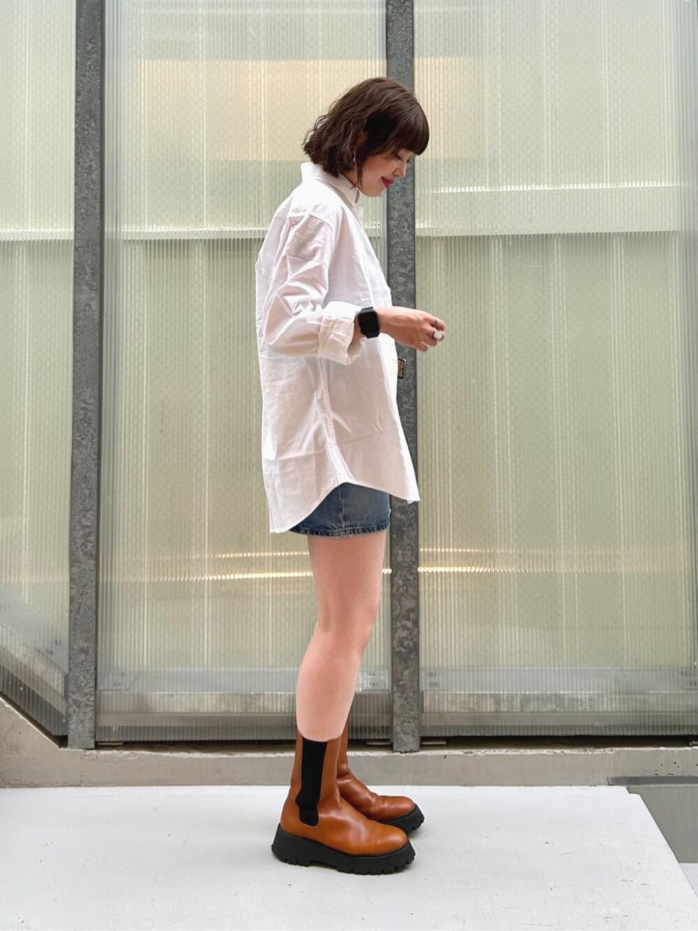 ホワイト系のシャツ/ブラウス、ブルー系のデニムスカート、グレー系のタンクトップを着用したレディースの秋コーディネートの3枚目の写真