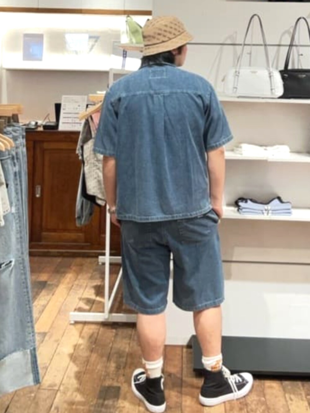 ブルー系のデニムパンツ、ブルー系のシャツ/ブラウス、ベージュ系のハットを着用したメンズの夏コーディネートの2枚目の写真