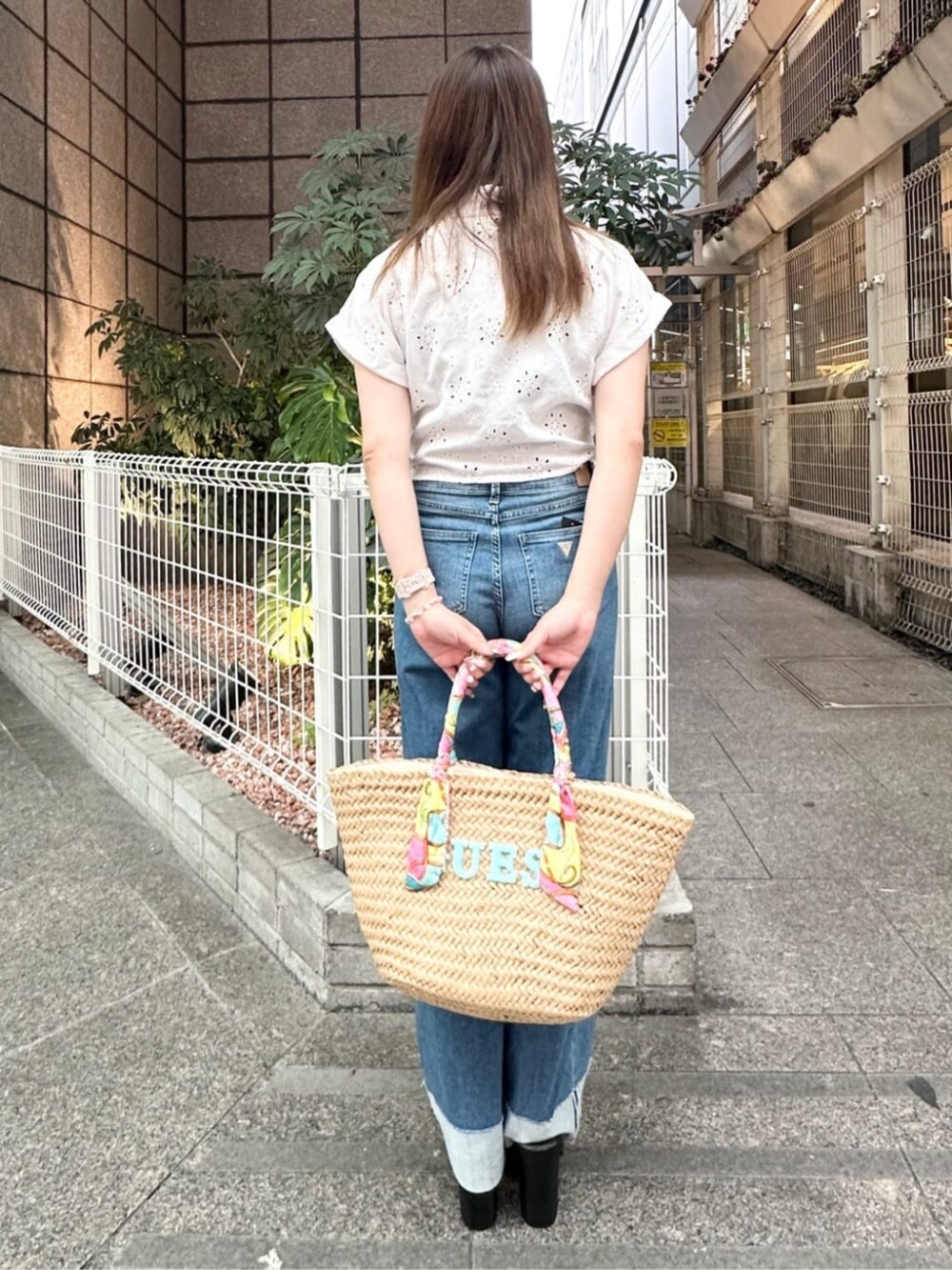 ホワイト系のシャツ/ブラウス、ブルー系のデニムパンツ、その他のかごバッグを着用したメンズの夏コーディネートの2枚目の写真