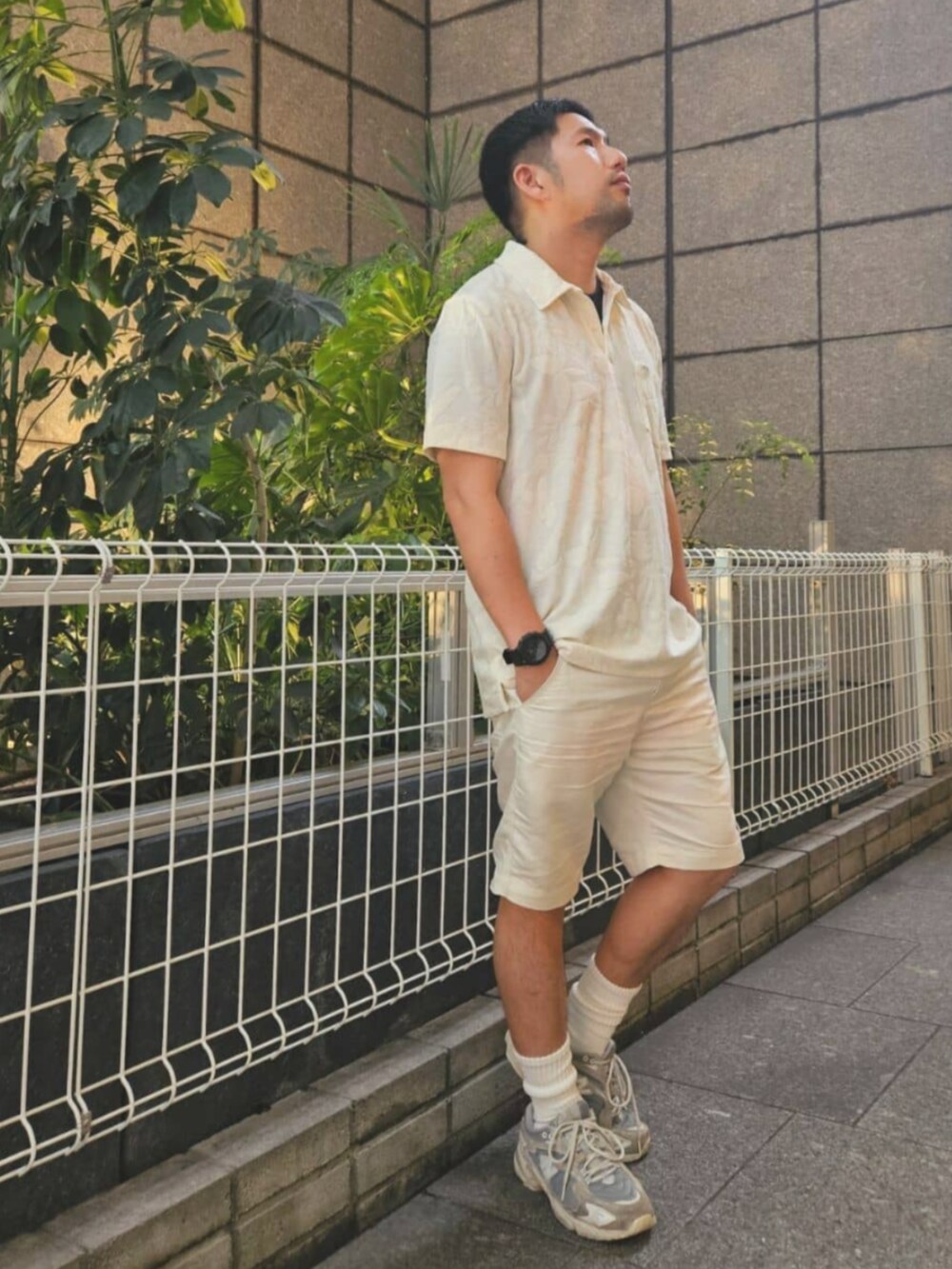 ホワイト系のポロシャツ、ホワイト系のその他パンツを着用したメンズの夏コーディネートの3枚目の写真